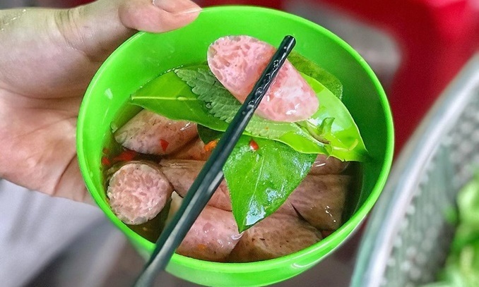 SOUR SAUSAGES HAVE HAI PHONG LOCALS PUCKERING IN DELIGHT